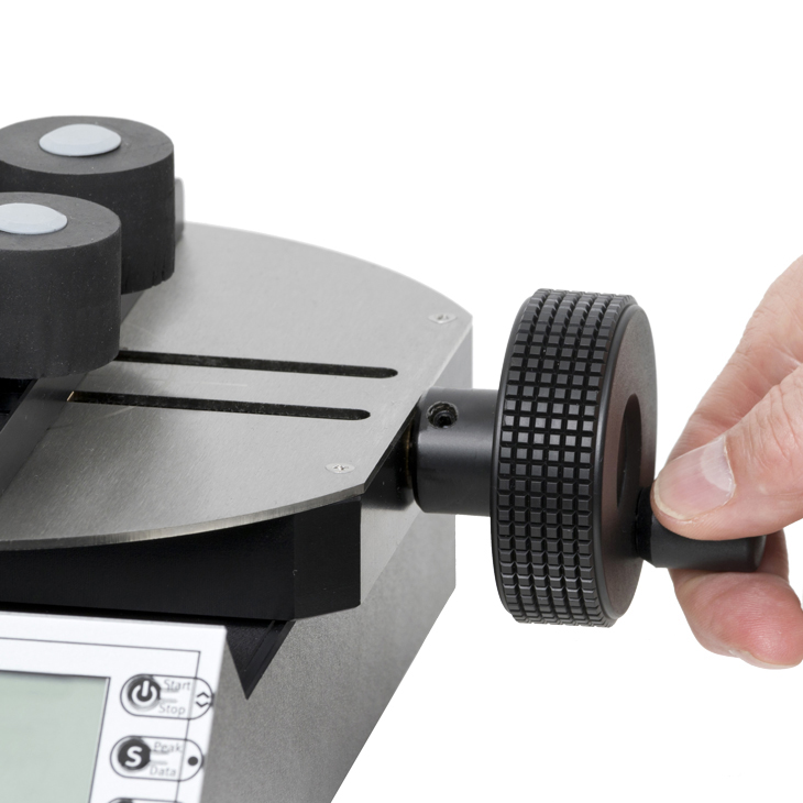 Drehmomentprüfgerät TTT-300 eingebaut in Drehmoment-Prüfstand mit Drehmomentschlüssel